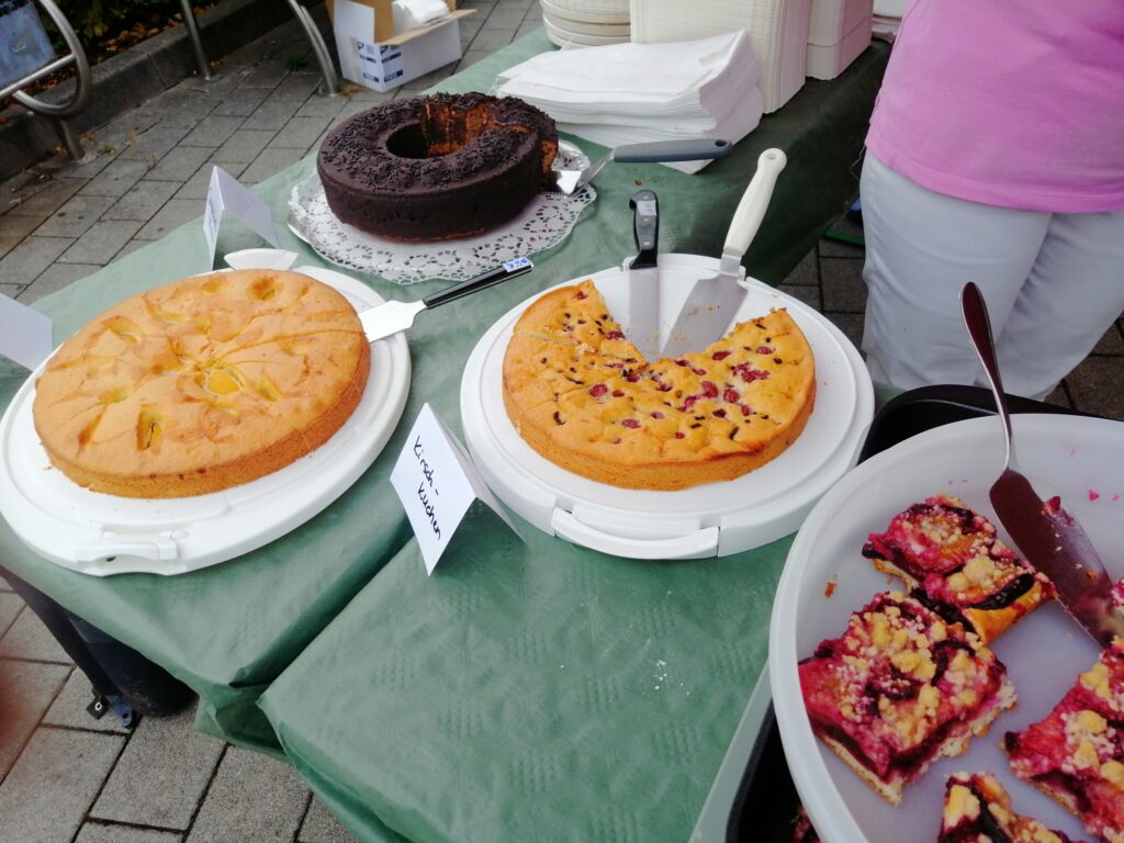 Traditioneller Kuchenverkauf auf dem Sinsheimer Wochenmarkt am 4. Mai 2024