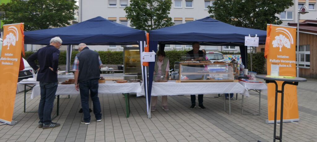 Traditioneller Kuchenverkauf auf dem Sinsheimer Wochenmarkt
